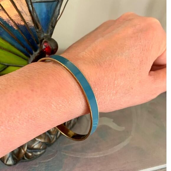 Vintage Jewelry - Vintage Teal Enamel on Metal bangle, in Gold tone, Unmarked